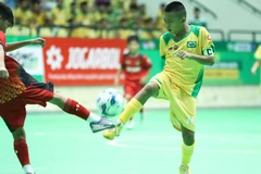 Hai đội bóng U11 Quảng Nam (đỏ) và U11 Lạng Sơn bước vào trận đấu khai mạc. 