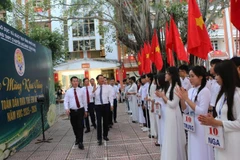Bí thư Tỉnh ủy Phú Thọ Đặng Xuân Phong dự lễ khai giảng với thầy và trò Trường trung học phổ thông chuyên Hoàng Văn Thụ, phường Hòa Bình.