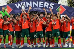 Ronaldo cùng các đồng đội nâng cao chiếc cúp vô địch. (Ảnh: UEFA)