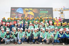 Đại biểu tham dự chương trình cùng các cán bộ, nhân viên và người lao động dự án chụp hình kỷ niệm. (Ảnh: BẢO LONG)