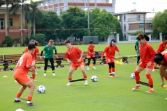 Các tuyển thủ U20 nữ Việt Nam nỗ lực tập luyện trong buổi tập chiều 1/7. (Ảnh: VFF)