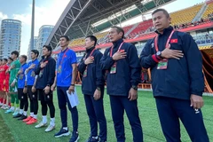 Huấn luyện viên Đinh Hồng Vinh (ngoài cùng bên phải) hài lòng về sự thể hiện của các học trò trước đối thủ mạnh U22 Uzbekistan. (Ảnh: VFF)