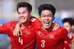Hiểu Minh (bên trái) ghi bàn thắng đưa U23 Việt Nam vươn lên dẫn trước 2-0. (Ảnh: VFF)