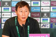 Huấn luyện viên Kim Sang Sik tại buổi họp báo sau trận đấu. (Ảnh: VFF)