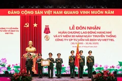 Lãnh đạo Công ty Cổ phần Tư vấn và Dịch vụ Viettel đón nhận Huân chương Lao động hạng Nhì.