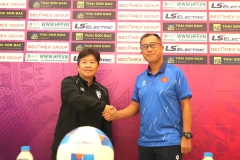 Huấn luyện viên trưởng đội tuyển U19 nữ Việt Nam Okiyama Masahiko (phải) và huấn luyện viên của U19 nữ Thái Lan Nuengrutai Srathongvian tại buổi họp báo. (Ảnh: VFF)