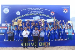Khánh Hòa nâng chiếc cúp vô địch Giải bóng đá bãi biển vô địch quốc gia 2025. (Ảnh: VFF)