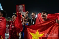 Huấn luyện viên Kim Sang Sik ăn mừng cùng các học trò sau màn lội ngược dòng ngoạn mục. (Ảnh: HOÀNG MINH)