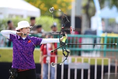 Cung thủ Lê Phạm Vân Anh tranh tài ở nội dung cung 3 dây hỗn hợp nam nữ. 