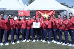 Các tay chèo Việt Nam giành Huy chương Vàng đua thuyền 10 nữ 500m. 