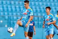 Tiến Linh tập luyện cùng các đồng đội. (Ảnh: VFF)