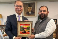 Đại sứ Phạm Anh Tuấn trao quà kỷ niệm tặng Bộ trưởng Di sản và Văn hóa Pakistan Aurangzeb Khan Khichi. (Ảnh: Đại sứ quán Việt Nam tại Pakistan)
