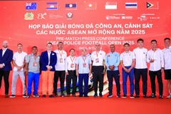 Đại diện các đội bóng tham dự giải đấu.