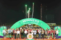 Công an Hà Nội trên bục nhận danh hiệu vô địch Cúp Quốc gia. (Ảnh: VFF)