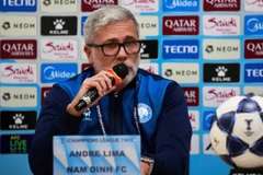 huấn luyện viên Andre Lima của Nam Định phát biểu tại buổi họp báo. (Ảnh: Nam Định FC)