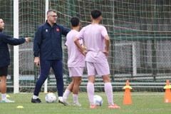 Huấn luyện viên Cristiano Roland dặn dò các học trò trong buổi tập của U17 Việt Nam. (Ảnh: VFF)