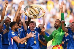 Cole Palmer nâng cao chiếc cúp vô địch cùng The Blues. (Ảnh: Chelsea FC)