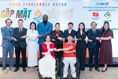 Đại diện Ban tổ chức cùng các vận động viên khuyết tật tại buổi gặp mặt báo chí. 