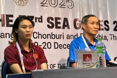 Huấn luyện viên Mai Đức Chung và đội trưởng Phạm Hải Yến tại buổi họp báo. (Ảnh: VFF)