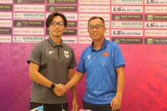 Huấn luyện viên Okiyama Masahiko của U19 nữ Việt Nam (phải) và huấn luyện viên Akira Higashiyama của U19 nữ Indonesia tại buổi họp báo. (Ảnh: VFF)
