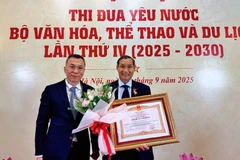 Chủ tịch Liên đoàn Bóng đá Việt Nam Trần Quốc Tuấn chúc mừng huấn luyện viên Mai Đức Chung được trao danh hiệu Anh hùng Lao động. 