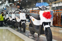 Chiếc xe máy điện thứ 400.000 của Yadea tại Việt Nam. 