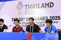 Huấn luyện viên Kim Sang Sik và cầu thủ Nguyễn Đình Bắc tại buổi họp báo sau trận đấu chiều 15/12. (Ảnh: XUÂN SƠN)