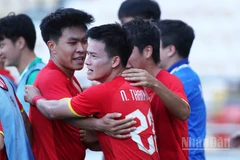 Thanh Nhàn ăn mừng cùng các đồng đội sau chiến thắng kịch tính. (Ảnh: HOÀNG MINH)