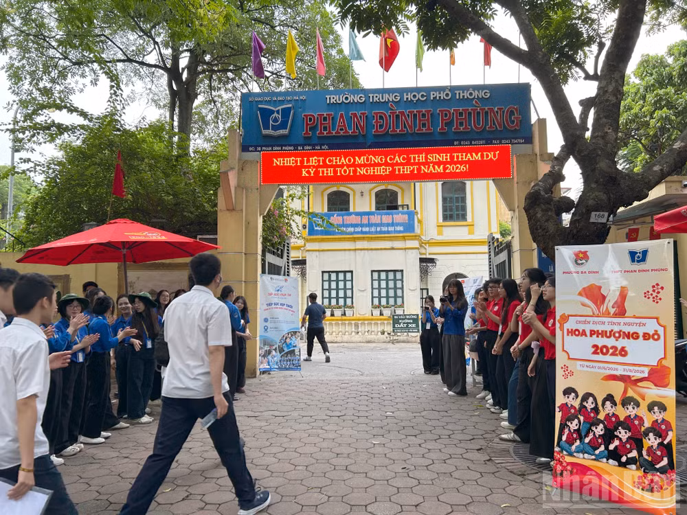 Thí sinh tham dự Kỳ thi tốt nghiệp trung học phổ thông năm 2026 đến điểm thi Trường trung học phổ thông Phan Đình Phùng, làm bài thi Ngữ văn sáng 11/6. (Ảnh: THANH HÀ)