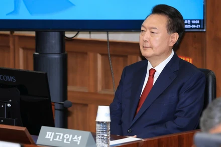 Cựu Tổng thống Hàn Quốc Yoon Suk Yeol tại phiên điều trần ở Seoul ngày 21/4/2025. (Ảnh: THX/TTXVN)