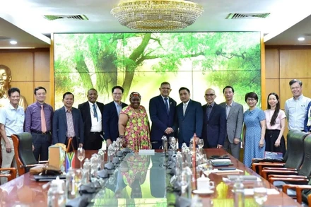 Đoàn công tác Bộ Lâm nghiệp, Thủy sản và Môi trường Nam Phi trong chuyến thăm Việt Nam.