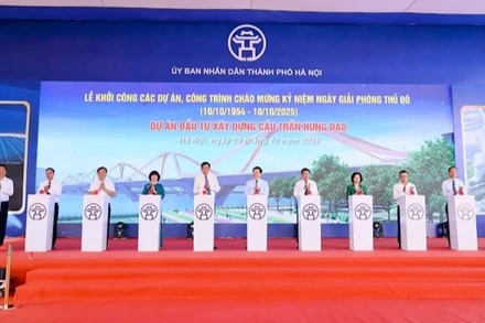 Phó Thủ tướng Chính phủ Mai Văn Chính và các đại biểu thực hiện nghi thức khởi công cầu Trần Hưng Đạo.