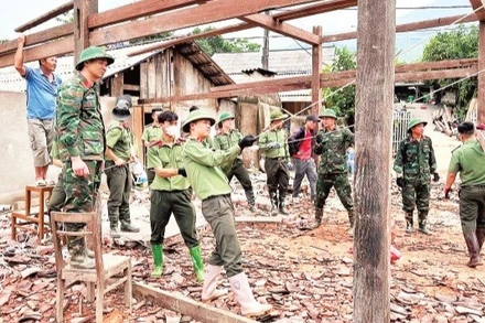 Cán bộ, chiến sĩ các đơn vị Công an tỉnh Bắc Kạn (cũ) hỗ trợ các hộ dân khắc phục hậu quả mưa lũ, ngày 22/5/2025. (Ảnh: NAM PHONG)