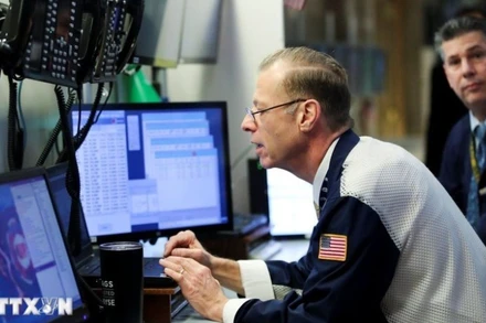 Giao dịch viên tại sàn chứng khoán New York, Mỹ. (Ảnh: THX/TTXVN)
