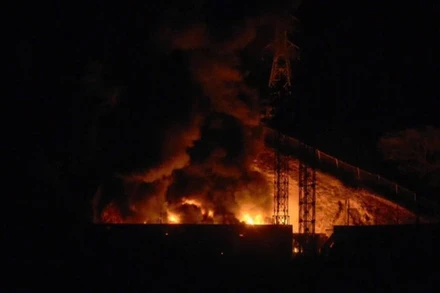 Khói lửa bốc lên tại khu phức hợp quân sự Fuerte Tiuna lớn nhất Venezuela, sau một loạt tiếng nổ ở thủ đô Caracas ngày 3/1/2026. (Ảnh: Japantimes.co.jp/TTXVN)