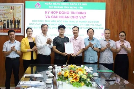 Chi nhánh Ngân hàng Chính sách xã hội tỉnh Hưng Yên ký hợp đồng cho đối tượng được vay vốn ưu đãi theo Quyết định số 29 của Thủ tướng Chính phủ.