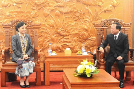 Đồng chí Trịnh Văn Quyết (bên phải) tiếp đồng chí Inlavan Keobounphanh.