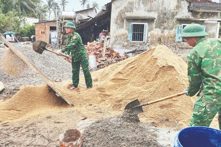 Cán bộ, chiến sĩ Đồn Biên phòng Xuân Hòa thi công các hạng mục, giúp gia đình chị Kiều sớm ổn định cuộc sống