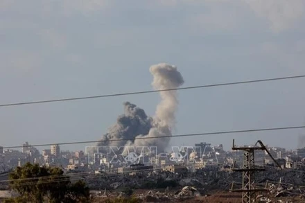 Khói bốc lên sau cuộc không kích của Israel xuống thành phố Gaza, ngày 25/9/2025. (Ảnh: THX/TTXVN)
