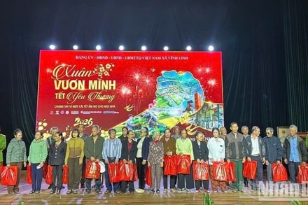 Công an xã Vĩnh Linh trao quà Tết đến các hộ dân có hoàn cảnh khó khăn trên địa bàn xã.