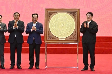 Chủ tịch nước tặng quà tỉnh Lào Cai. (Ảnh: THỦY NGUYÊN)