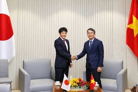 Thứ trưởng Thường trực Bộ Ngoại giao Nguyễn Minh Vũ tiếp Hạ Nghị sĩ, Thứ trưởng Ngoại giao Nhật Bản Shimada Tomoaki tại cuộc gặp bên lề Lễ hội Việt-Nhật lần thứ 11. (Ảnh: Bộ Ngoại giao)