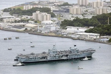 Tàu sân bay HMS Prince of Wales của Hải quân Hoàng gia Anh neo tại căn cứ Hải quân Mỹ ở thành phố cảng Yokosuka, Nhật Bản ngày 12/8/2025. (Ảnh: Kyodo/TTXVN)