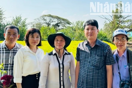 Phóng viên Báo Nhân Dân (bên phải) và các đồng chí lãnh đạo thành phố Bạc Liêu (cũ, nay là phường Bạc Liêu, tỉnh Cà Mau) thăm mô hình sản xuất hoa màu của đồng bào Khmer ở địa phương.