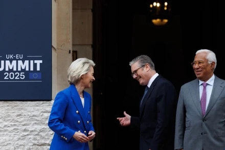 Thủ tướng Anh Keir Starmer, Chủ tịch Ủy ban châu Âu Ursula von der Leyen và Chủ tịch Hội đồng châu Âu Antonio Costa xuất hiện trước thềm Hội nghị thượng đỉnh Anh-EU tại London, ngày 19/5/2025. (Ảnh: Tân Hoa xã)