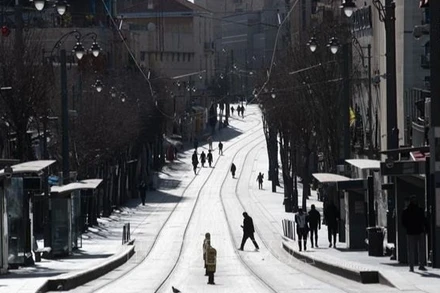 Người dân Israel di chuyển trên đường phố ở Jerusalem ngày 28/2/2026. (Ảnh: THX/TTXVN)