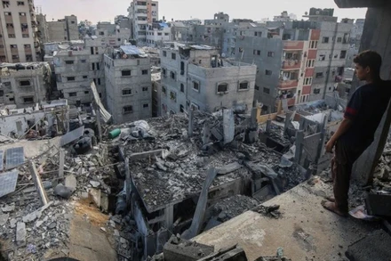 Những ngôi nhà của người Palestine bị phá hủy sau vụ không kích của Israel xuống trại tị nạn al-Shati, phía Tây thành phố Gaza, ngày 4/7/2025. (Ảnh: THX/TTXVN)