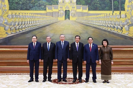 Chủ tịch Đảng Nhân dân Campuchia Samdech Techo Hun Sen đón Tổng Bí thư Tô Lâm và đoàn đại biểu cấp cao Việt Nam dự Quốc yến chào mừng. (Ảnh: Dương Giang/TTXVN)