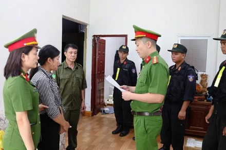 Cơ quan điều tra đọc lệnh khám xét nhà đối tượng Trần Ngọc Bình.