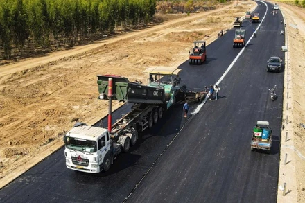 Triển khai thảm bê-tông nhựa mặt đường tuyến cao tốc bắc-nam đoạn Vĩnh Hảo-Phan Thiết. (Ảnh: HẢI KHÁNH)